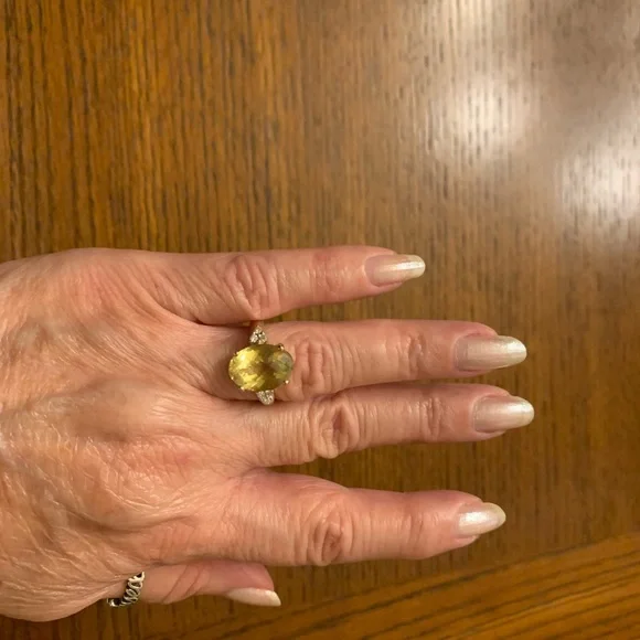 I’m selling a beautiful 14k ring
